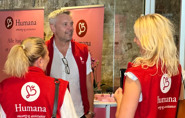 En gruppe mennesker som står rundt et bord.